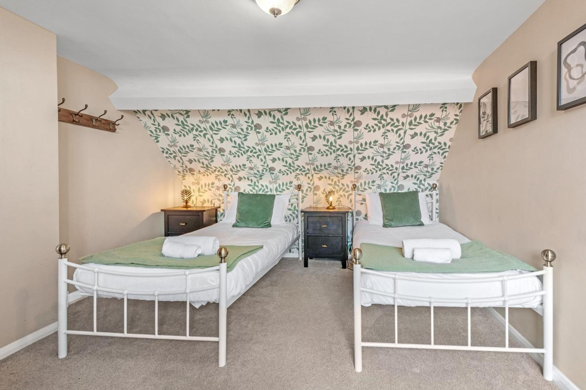 Adventure House - Whitby Villa Екстериор снимка